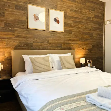 Apartment Centre For 4 Guests & Parking *