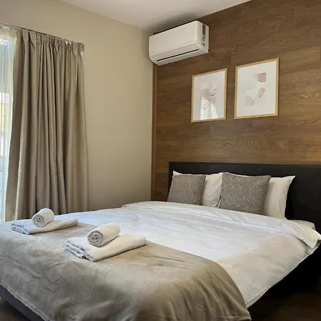 Centre For 4 Guests & Parking شقة *